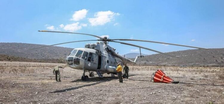 Llega helicóptero de Sedena para combatir fuego en Área Natural Protegida de Tepelmeme, en Oaxaca Llega helicóptero de Sedena para combatir fuego en Área Natural Protegida de Tepelmeme, en Oaxaca