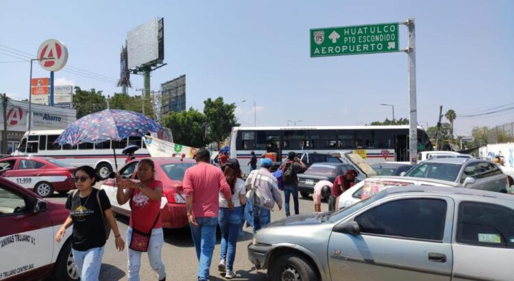 Cancelan 27 vuelos por bloqueo de la Sección 22 en Aeropuerto de Oaxaca