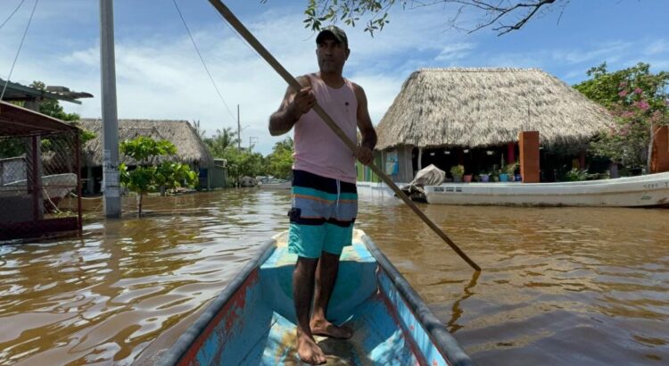 Ayuda a afectados de lluvias en Oaxaca llega a cuenta gotas