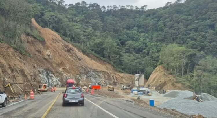 Lluvias dejan deslaves en 8 kilómetros de la autopista Oaxaca-Puerto Escondido Lluvias dejan deslaves en 8 kilómetros de la autopista Oaxaca-Puerto Escondido