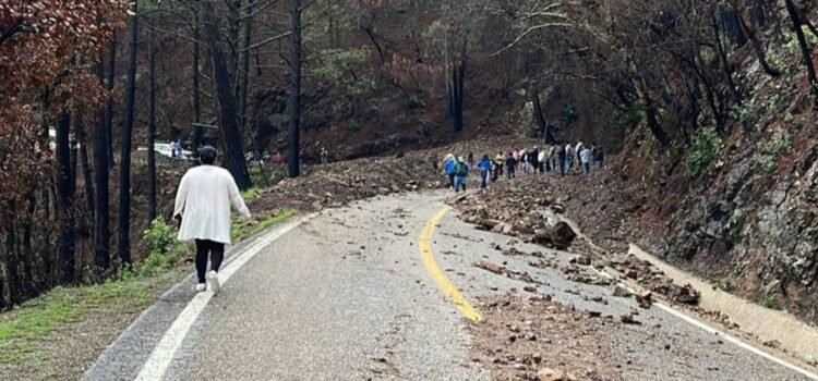 Deslaves dejan incomunicada a la Sierra Juárez en Oaxaca