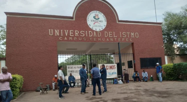 Se van a paro trabajadores de la Unistmo; exigen aumento salarial al gobierno de Oaxaca Se van a paro trabajadores de la Unistmo; exigen aumento salarial al gobierno de Oaxaca
