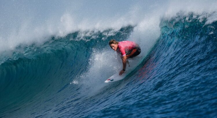 Mexicano Alan Cleland hace historia y avanza a los Octavos de Final de surf olímpico