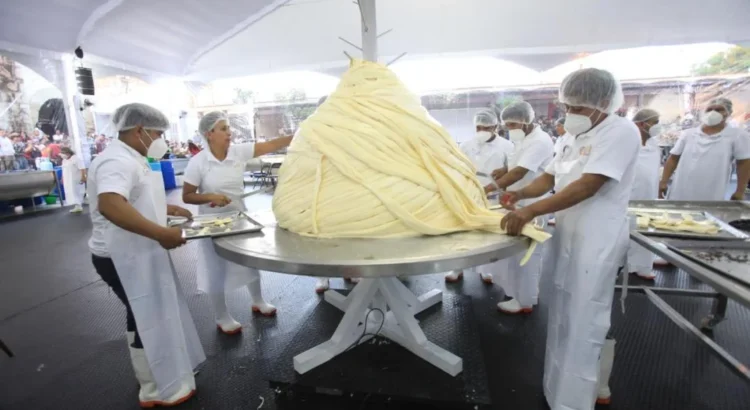 Reyes Etla, Oaxaca, se impone y gana el Récord Guinness al quesillo más grande del mundo