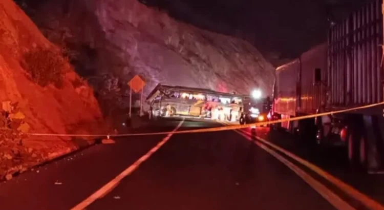 Volcadura de autobús turístico en Oaxaca deja 4 muertos, incluida una menor de edad, y 45 heridos