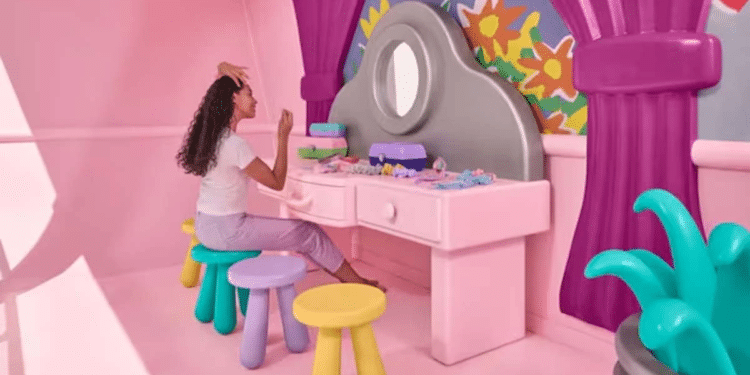 ¿Qué te parecería hospedarte en el Airbnb de Polly Pocket?