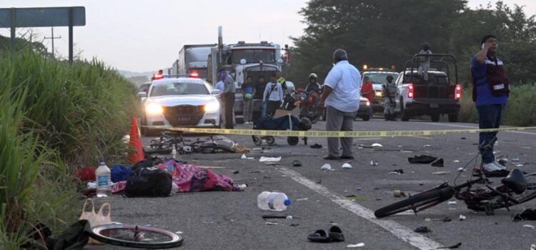 Mueren 3 migrantes de la caravana en accidente en Oaxaca; hay un detenido