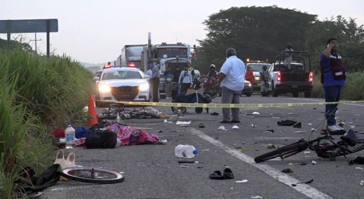 Mueren 3 migrantes de la caravana en accidente en Oaxaca; hay un detenido