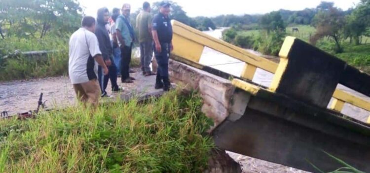 Colapsa puente en Putla por fuertes lluvias; hay deslaves e inundaciones en la Sierra Sur de Oaxaca