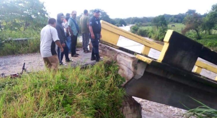 Colapsa puente en Putla por fuertes lluvias; hay deslaves e inundaciones en la Sierra Sur de Oaxaca