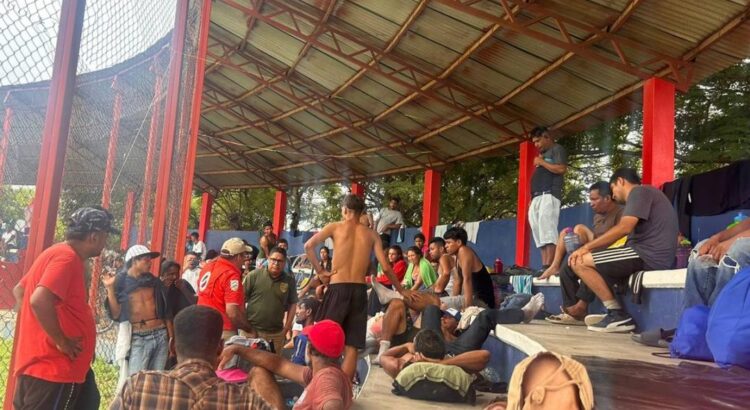 En medio de emergencia por huracán John, caravana de 200 migrantes avanza por Oaxaca