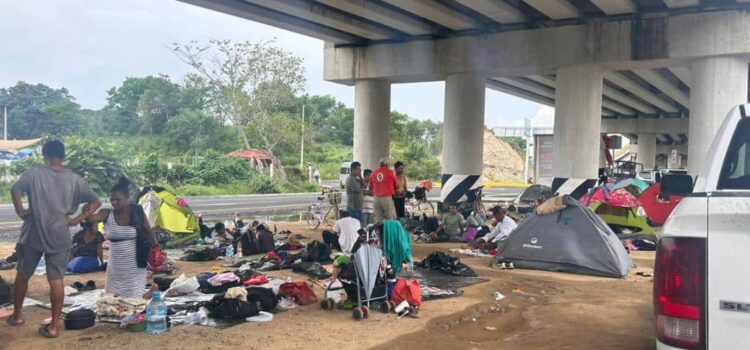 Caravana de migrantes duermen bajo un puente; acusan engaño de autoridades