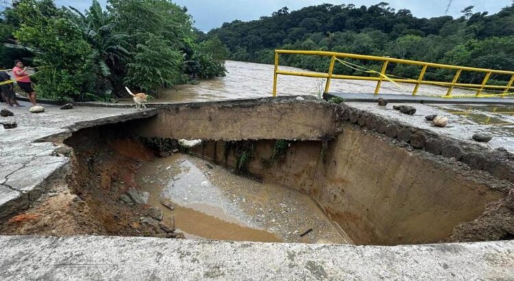 Colapsa por lluvias puente en Jalapa de Díaz; deja 5 pueblos indígenas de Oaxaca incomunicados