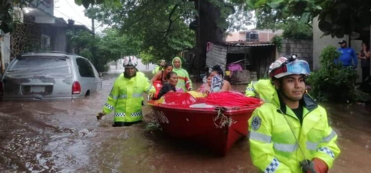 Evacuan a 2 mil personas de Juchitán tras desbordamiento del río Las Nutrias