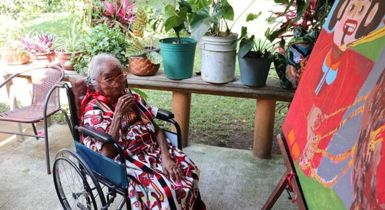 Reconocen a la pintora Carmen Javier, la más longeva del país, como Tesoro Humano Vivo de Oaxaca