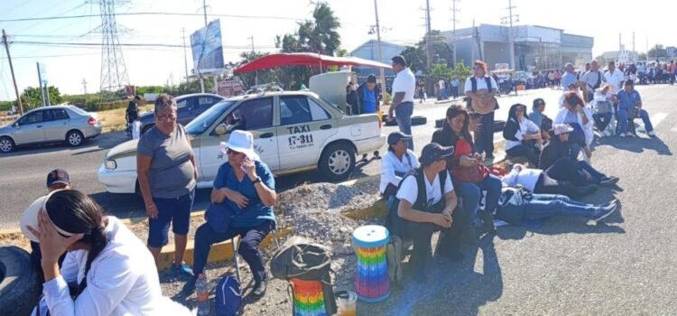 Con 6 bloqueos carreteros, escalan protestas de trabajadores de Salud de Oaxaca contra IMSS-Bienestar