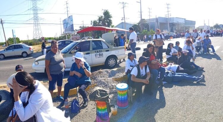 Con 6 bloqueos carreteros, escalan protestas de trabajadores de Salud de Oaxaca contra IMSS-Bienestar Con 6 bloqueos carreteros, escalan protestas de trabajadores de Salud de Oaxaca contra IMSS-Bienestar