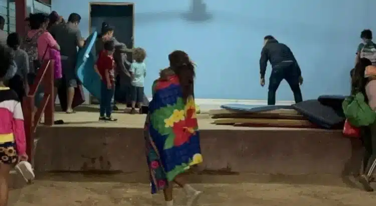 Con frío y fuertes vientos, pernoctan a la intemperie alrededor de 600 migrantes en La Ventosa, Oaxaca Con frío y fuertes vientos, pernoctan a la intemperie alrededor de 600 migrantes en La Ventosa, Oaxaca