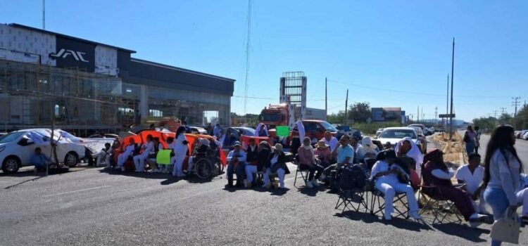 Cumplen 15 días en paro 2 mil 500 trabajadores de Salud en el Istmo de Oaxaca; bloquean carreteras Cumplen 15 días en paro 2 mil 500 trabajadores de Salud en el Istmo de Oaxaca; bloquean carreteras