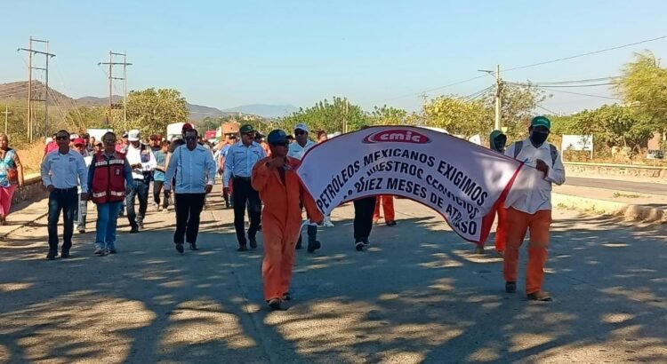 Más de 100 proveedores de Pemex protestan en refinería de Salina Cruz, Oaxaca, por falta de pagos