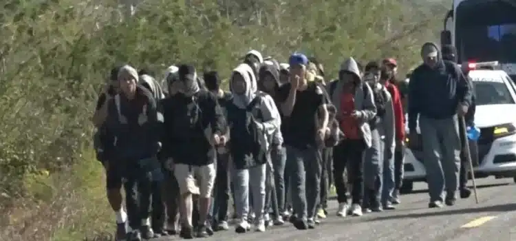 En autobuses, autoridades de migración trasladan a 200 extranjeros desde el Istmo a la ciudad de Oaxaca