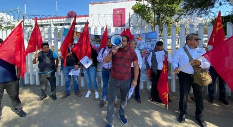 Transportistas  exigen a los gobiernos federal y estatal  revisar el costo de las casetas de la nueva carretera a la Costa de Oaxaca