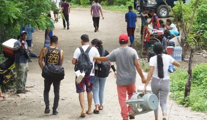 Cerca de 200 migrantes caminan por carreteras de Oaxaca, buscan llegar a EU