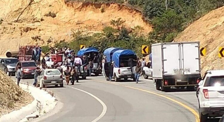 Deja 2 muertos y varios heridos una agresión a un grupo de personas en autopista de Oaxaca
