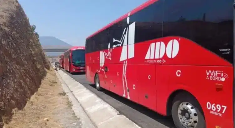 Reportan retención de autobuses en la autopista Oaxaca-Puerto Escondido; Gobierno de Oaxaca asegura que es falsa