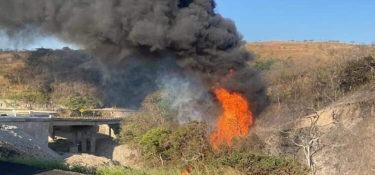 Unos 200 vecinos fueron evacuados por incendio en ducto de Pemex en el Istmo de Oaxaca
