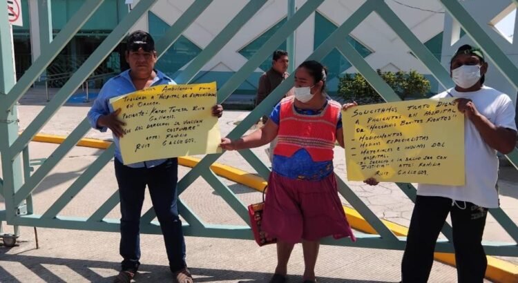 Activistas protestan en hospital del IMSS-Bienestar en Juchitán por falta de medicinas y médicos