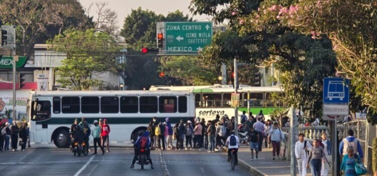 Normalistas exigen atención directa del titular del IEEPO