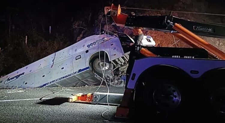 Siguen sin ser identificadas cinco de las víctimas del accidente de autobús: Gobierno de Oaxaca