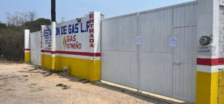 FGR catea inmueble en Ixtepec, Oaxaca; detiene a dos por robo de combustible FGR catea inmueble en Ixtepec, Oaxaca; detiene a dos por robo de combustible