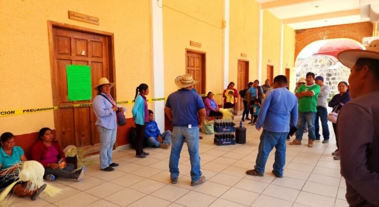 Estudiantes cumplen un mes sin clases en Sinicahua; padres de familia toman palacio municipal