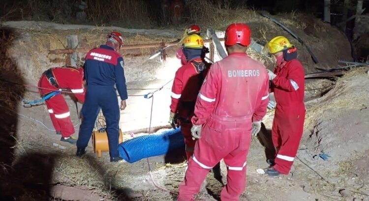 Rescatan cuerpos de personas que cayeron al interior de un pozo de agua en Oaxaca; confirman 6 muertos
