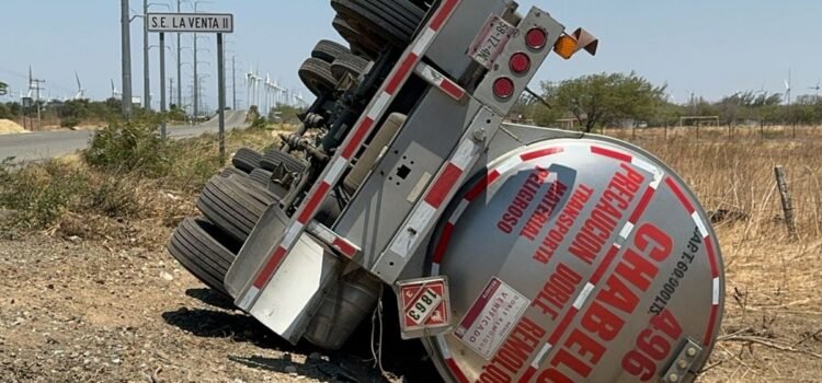 Pipa con turbosina se vuelca en carretera del Istmo de Oaxaca a causa de los fuertes vientos Pipa con turbosina se vuelca en carretera del Istmo de Oaxaca a causa de los fuertes vientos
