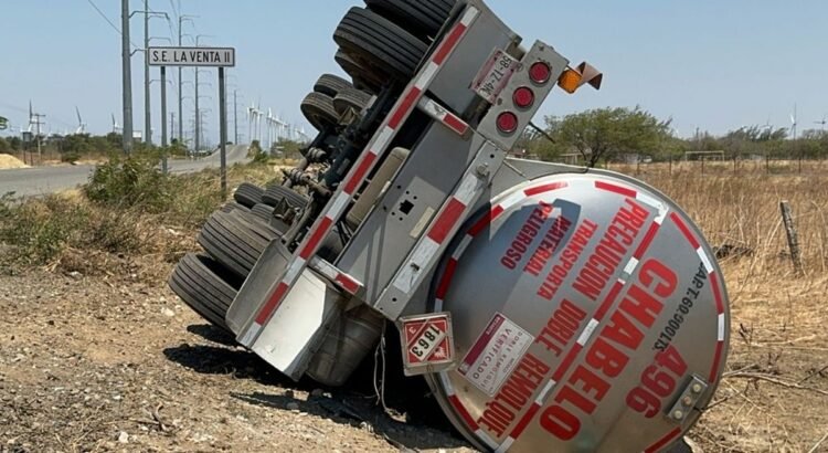 Pipa con turbosina se vuelca en carretera del Istmo de Oaxaca a causa de los fuertes vientos