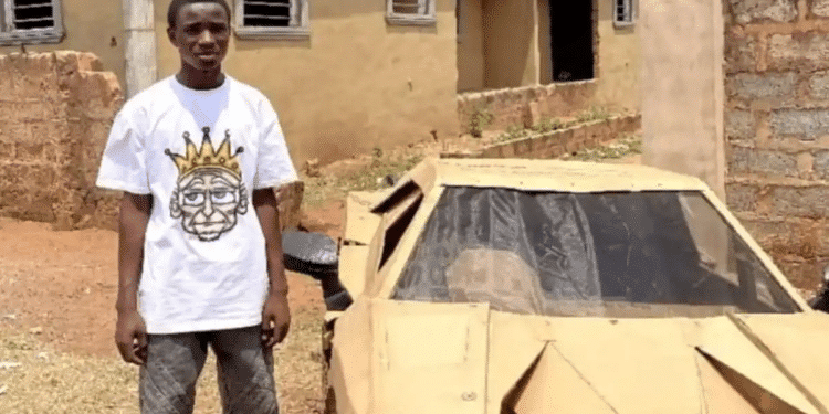 Construyó su Lamborghini con cartón … y funcionó Construyó su Lamborghini con cartón … y funcionó