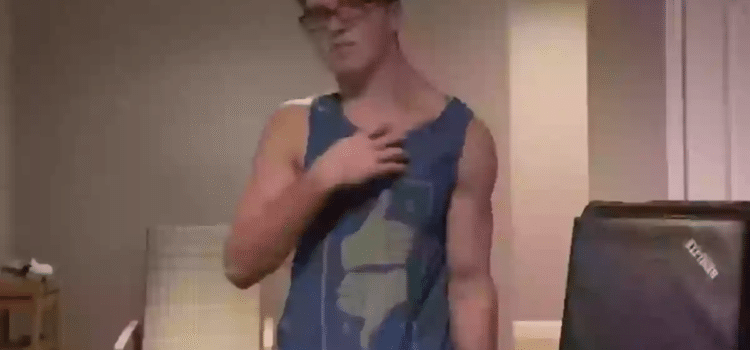 Joven entrenó en el gym solo la mitad de su cuerpo