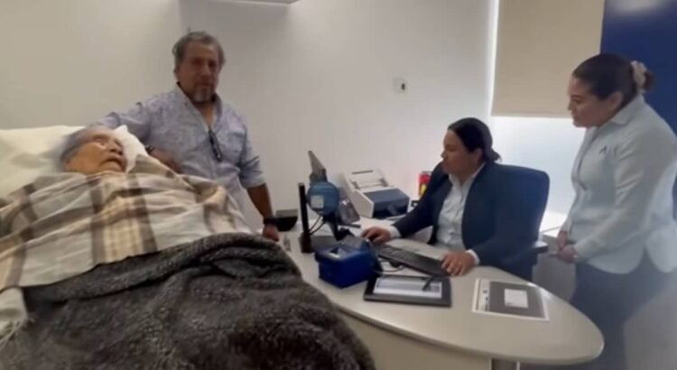 Defensoría condena trato indigno a mujer que fue obligada a ir en camilla a sucursal bancaria en Oaxaca
