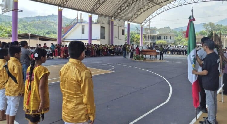 En la cancha de básquet, rinden homenaje a Cutberto Hernández, entrenador de los niños triquis de Oaxaca