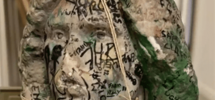 En cateo, y por casualidad hallan busto robado de la tumba de Jim Morrison