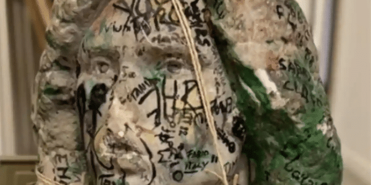 En cateo, y por casualidad hallan busto robado de la tumba de Jim Morrison En cateo, y por casualidad hallan busto robado de la tumba de Jim Morrison