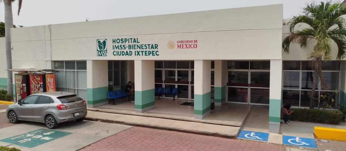 Colapsado el sistema de drenaje en el hospital IMSS-Bienestar de Ciudad Ixtepec, Oaxaca; trabajadores continúan en paro