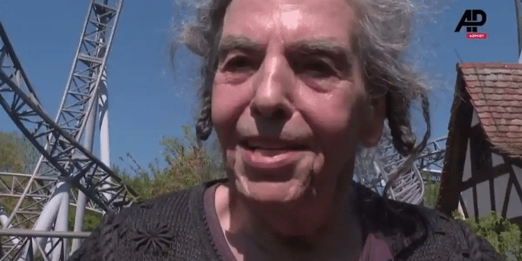 Octogenaria mujer asegura que subirse a la montaña rusa le alivia el dolor de espalda Octogenaria mujer asegura que subirse a la montaña rusa le alivia el dolor de espalda