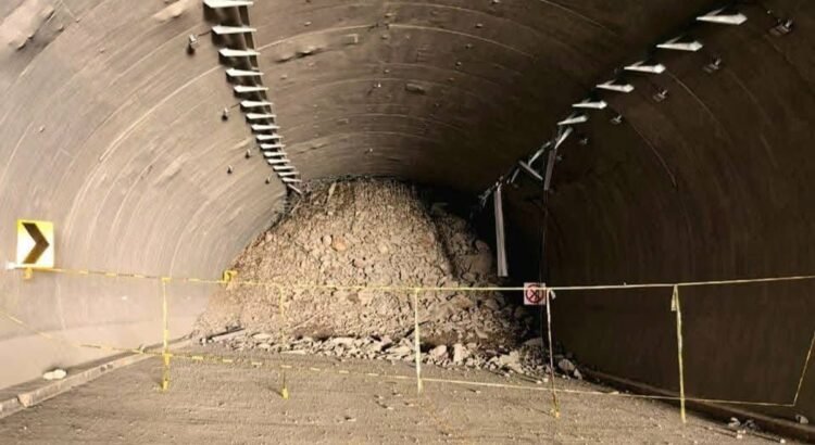 Derrumbes por ‘Erick’ mantienen cerrada la autopista Mitla-Tehuantepec de Oaxaca Derrumbes por ‘Erick’ mantienen cerrada la autopista Mitla-Tehuantepec de Oaxaca
