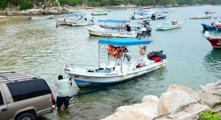 Evacúan embarcaciones en Huatulco; pegan “bandas delanteras” de tormenta Erick a costas de Oaxaca