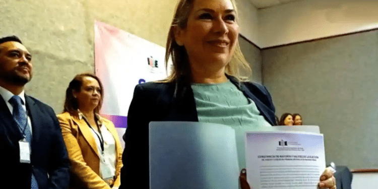Exabogada del “Chapo” recibe su constancia de mayoría Exabogada del “Chapo” recibe su constancia de mayoría