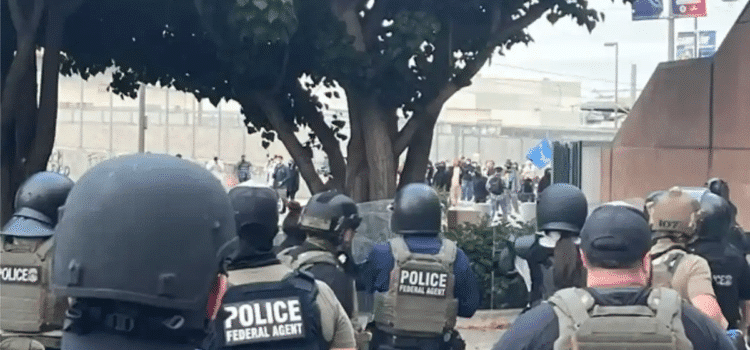 Pide Claudia Sheinbaum no criminalizar a migrantes tras redadas en Los Ángeles